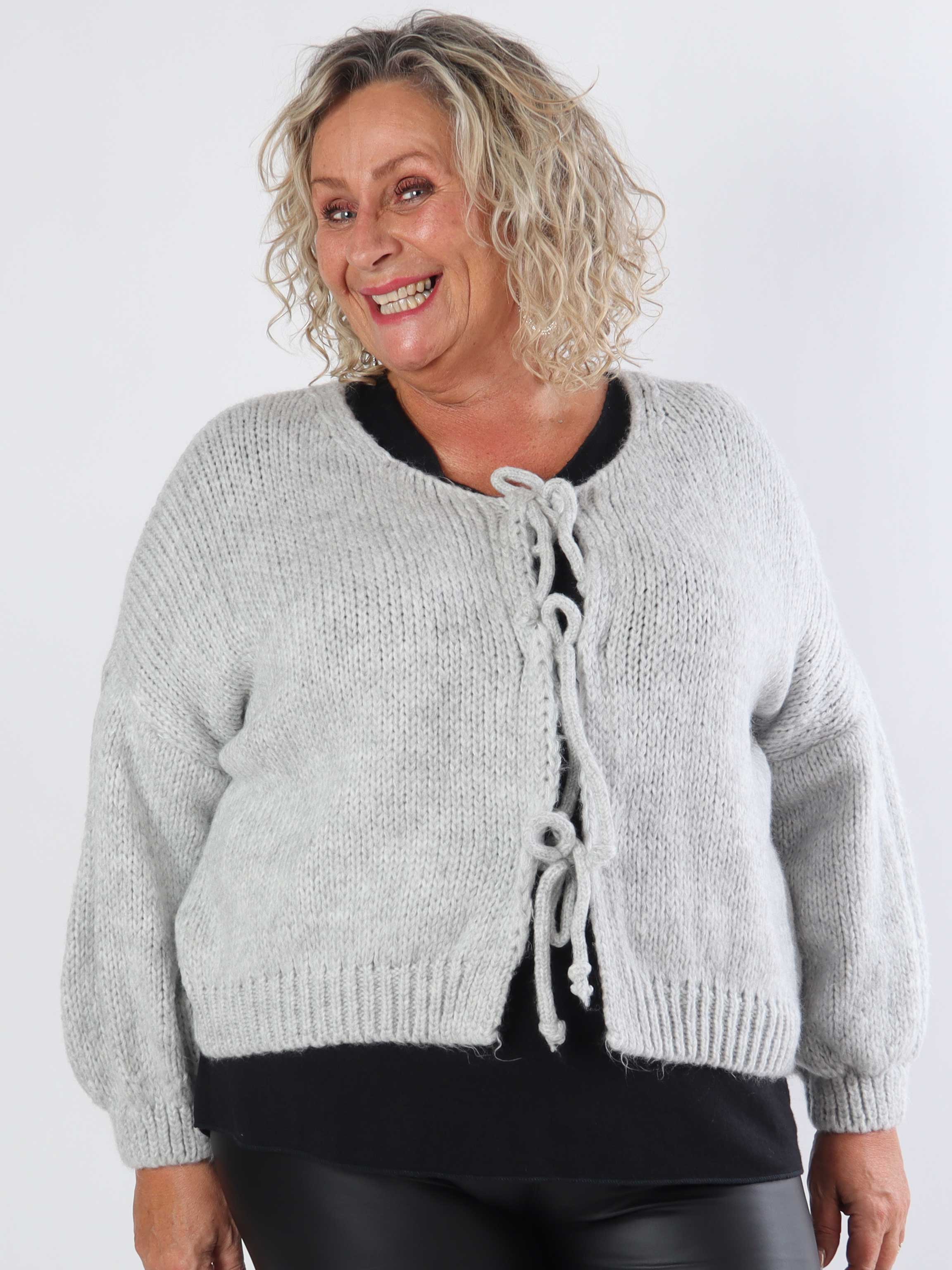 Kimberly - Sød plus size strikcardigan med sløjfer